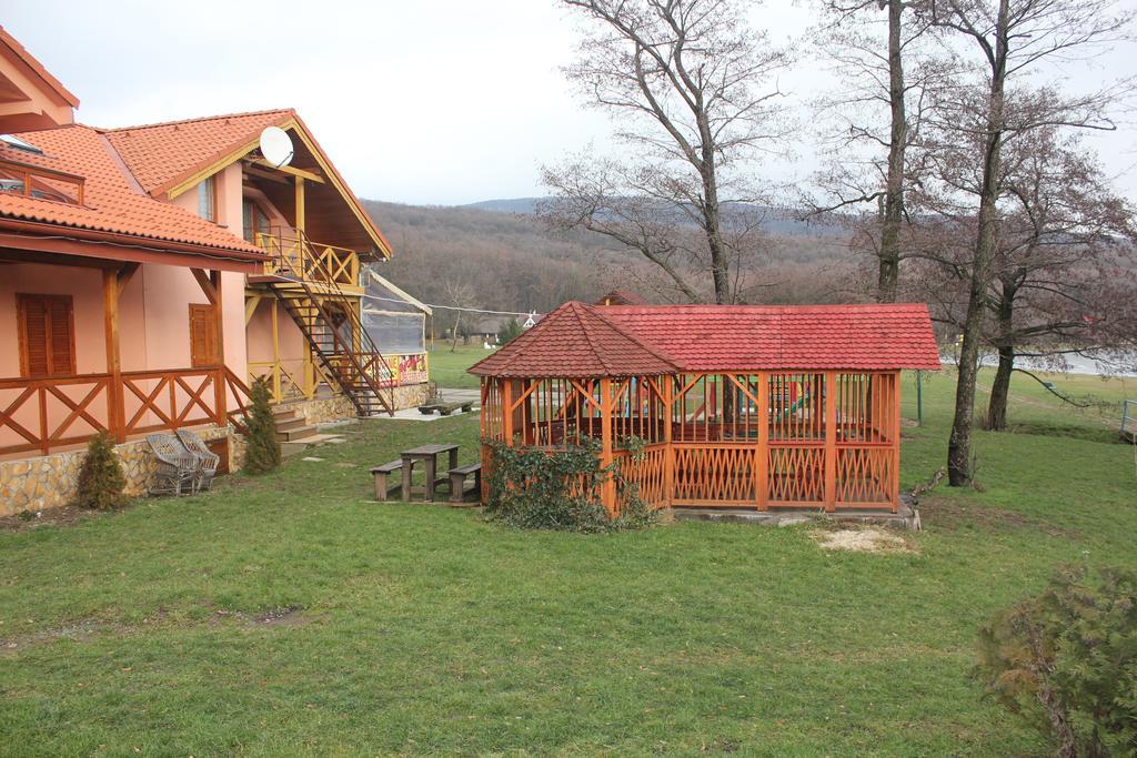 Apartmany Vinné Buitenkant foto